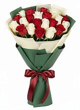 Букет Микс из красных и белых роз в Перелюбе