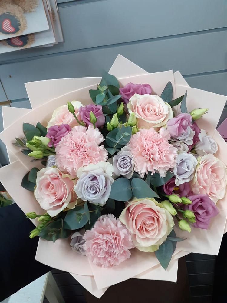 Букет цветов из: Розы, Гвоздики и Лизиантусы в Перелюбе